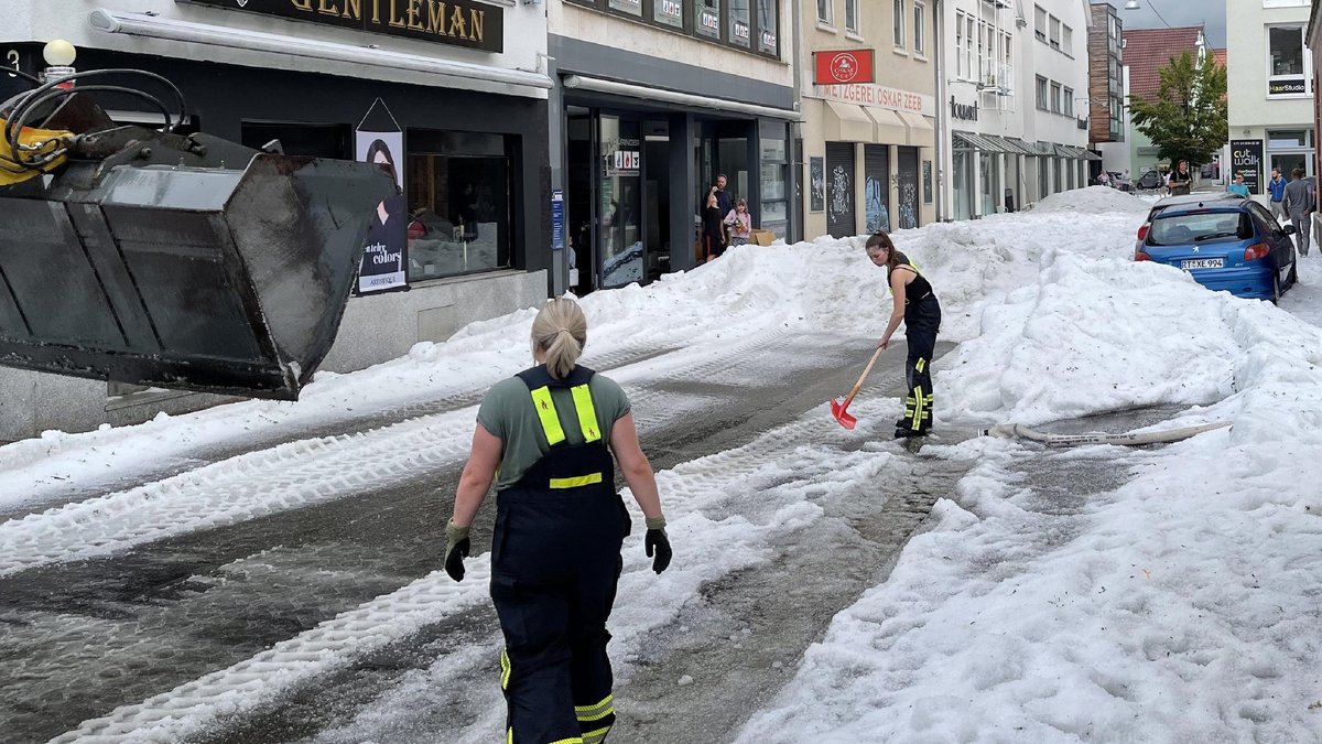 Kurzärmlig Schneeschippen war am Freitag in Reutlingen angesagt.