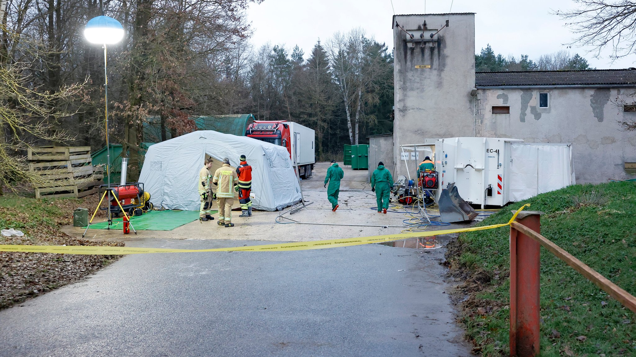 Einsatzkräfte in Schutzanzügen auf dem Betrieb in Bruck. Rund 70.000 Enten mussten wegen eines Geflügelpest-Ausbruchs getötet werden.