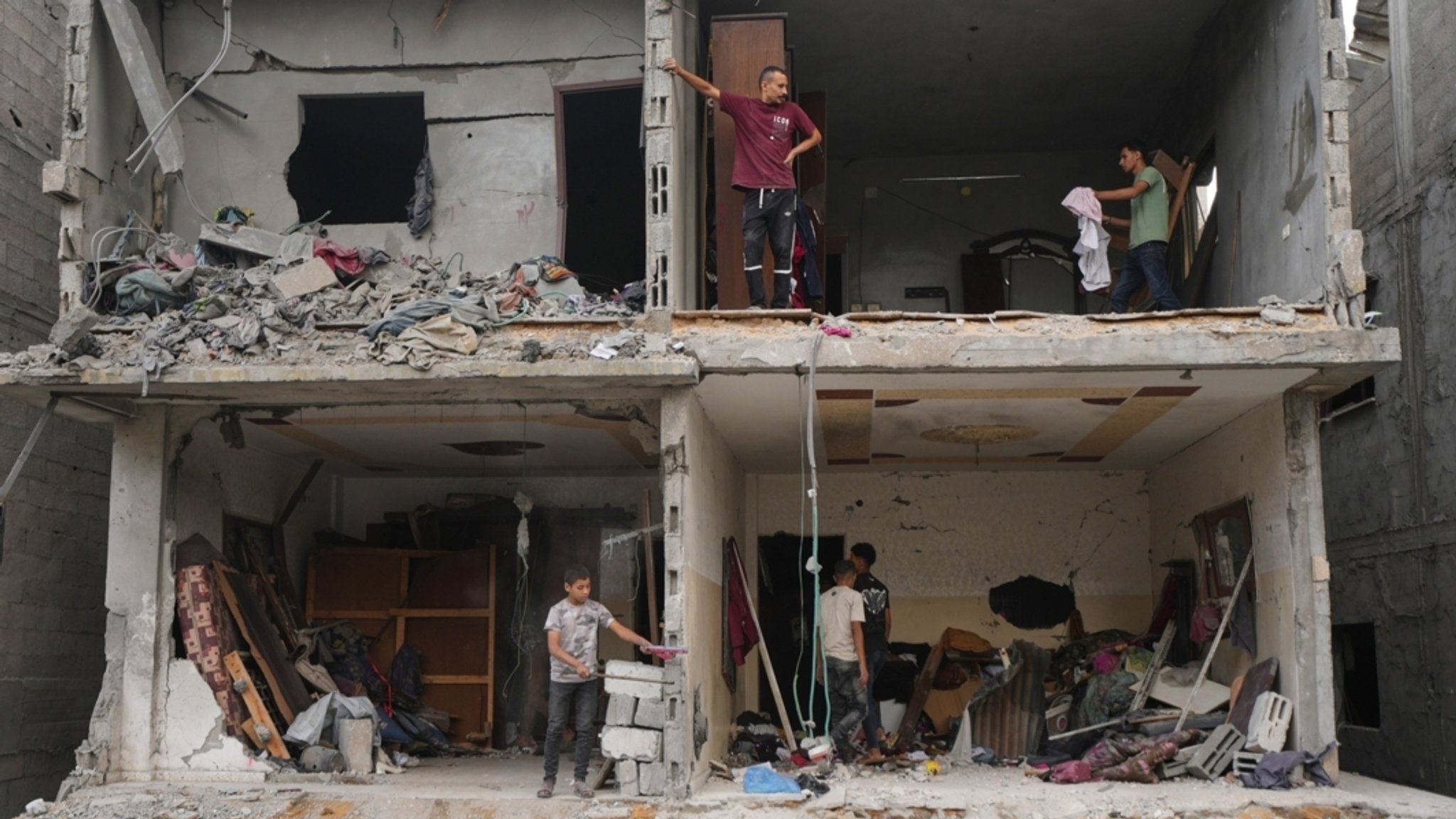 Archivbild vom 9.10.26: Palästinenser retten ihre Habseligkeiten aus einem Gebäude in Gaza, das am Vortag durch einen israelischen Luftangriff zerstört wurde.
