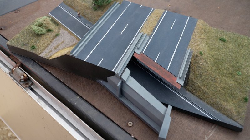 Ein Modell der zweiteiligen Brücken über die A70. | Bild: BR Ein Modell der zweiteiligen Brücken über die A70.