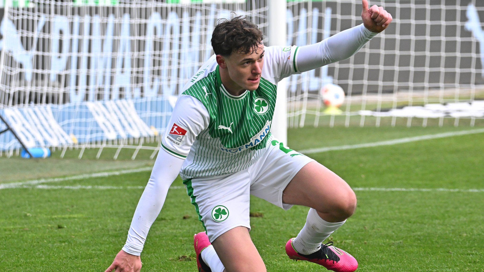 Lukas Reich (SpVgg Greuther Fürth) im Spiel gegen Eintracht Braunschweig | Bild: picture alliance / Sportfoto Zink / Melanie Zink | Sportfoto Zink / Melanie Zink Lukas Reich (SpVgg Greuther Fürth) im Spiel gegen Eintracht Braunschweig
