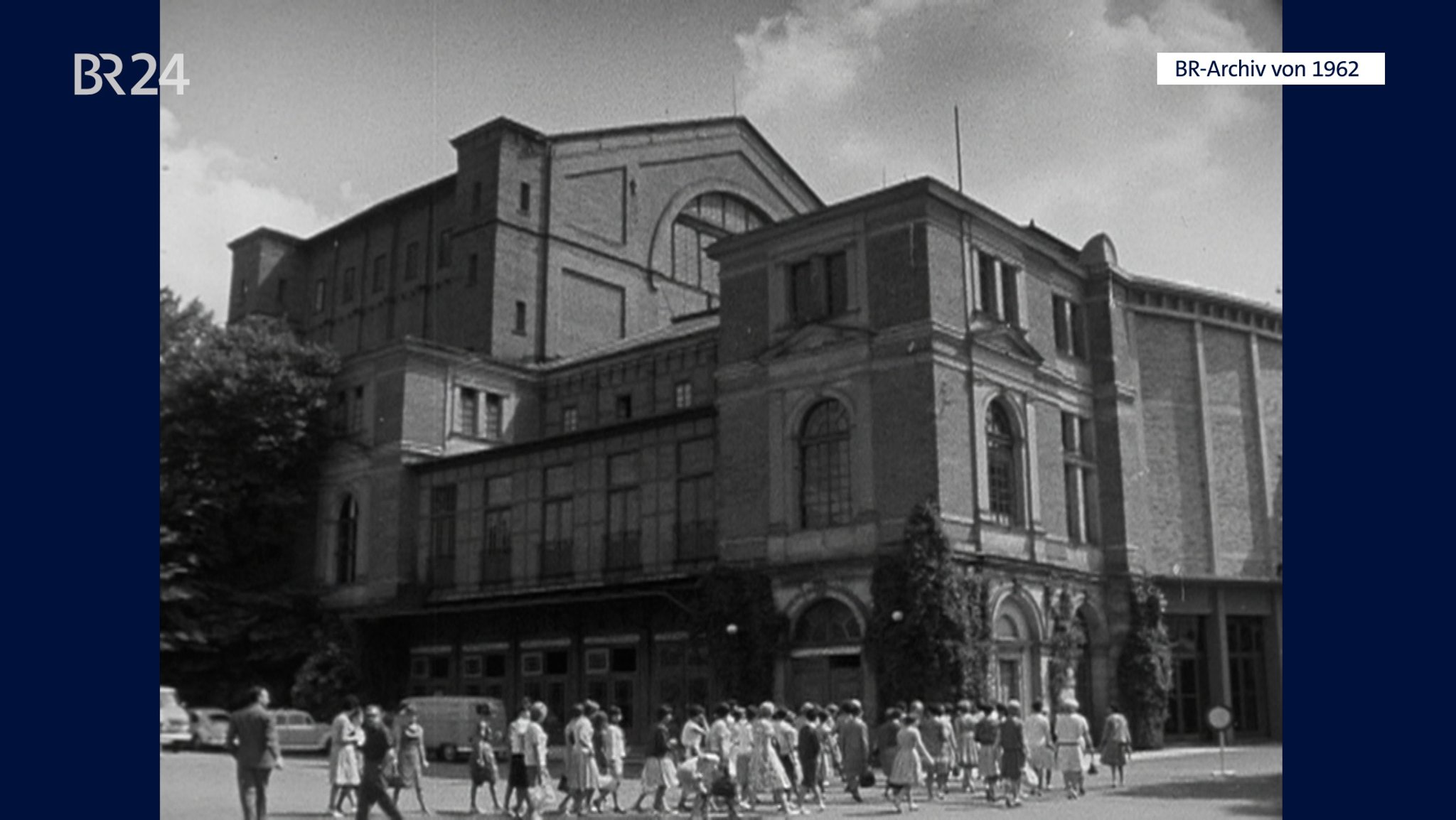 Festspielhaus in Bayreuth mit Menschen, die davor stehen