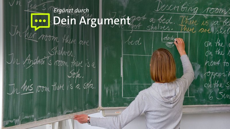Eine Lehrerin an einer Tafel im Klassenzimmer. | Bild: dpa/Patrick Pleul Eine Lehrerin an einer Tafel im Klassenzimmer.