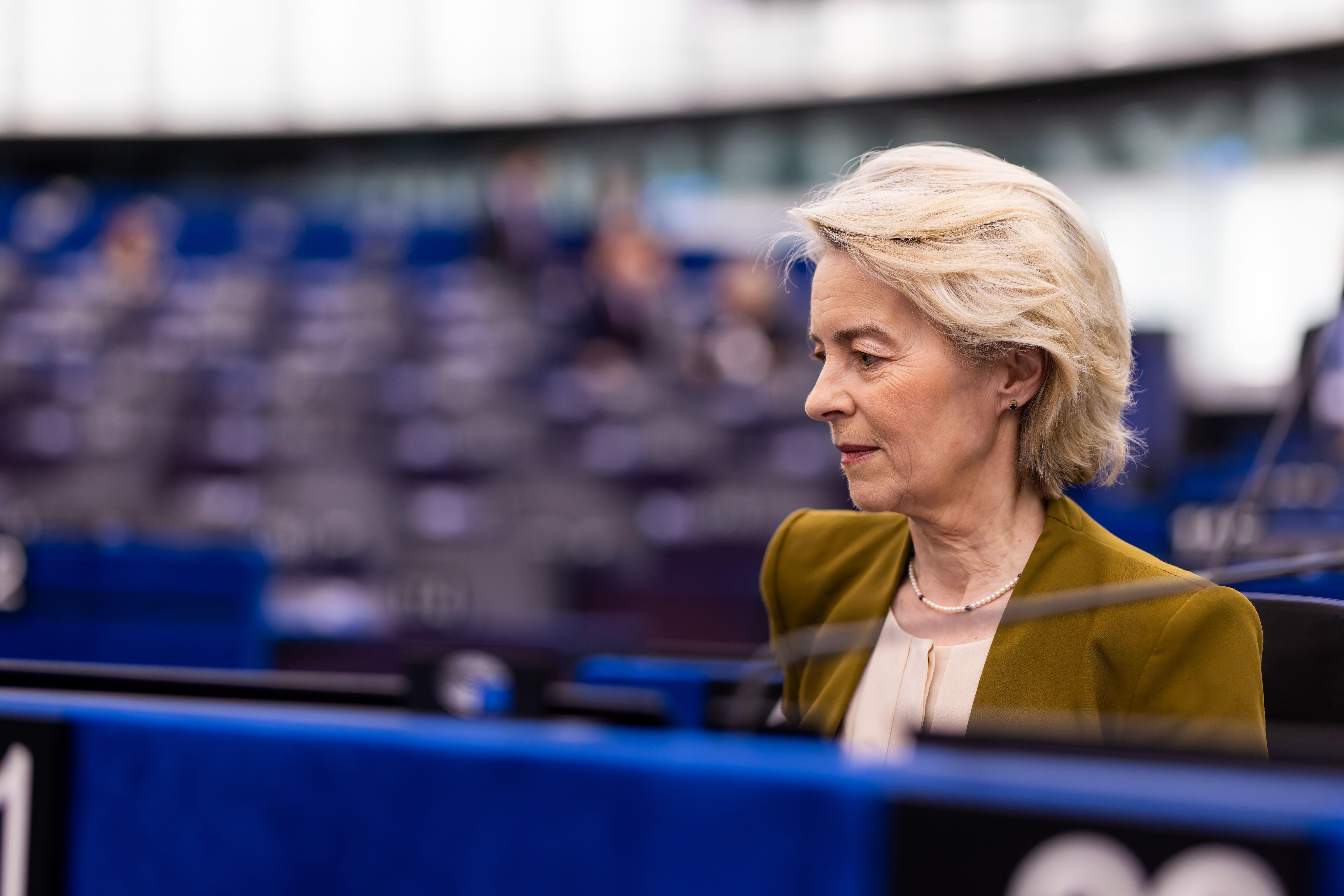 Ursula von der Leyen (CDU), Präsidentin der Europäischen Kommission, sitzt im Gebäude des Europäischen Parlaments in Straßburg.