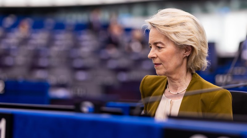 Ursula von der Leyen (CDU), Präsidentin der Europäischen Kommission, sitzt im Gebäude des Europäischen Parlaments in Straßburg. | Bild: dpa-Bildfunk/Philipp von Ditfurth Ursula von der Leyen (CDU), Präsidentin der Europäischen Kommission, sitzt im Gebäude des Europäischen Parlaments in Straßburg.