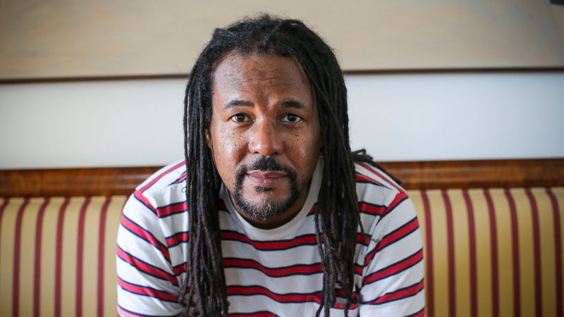 Da ist er schon gereift und berühmt: Colson Whitehead im Jahr 2022 | Bild: picture alliance/ZUMAPRESS.com/Paulo Spranger Da ist er schon gereift und berühmt: Colson Whitehead im Jahr 2022