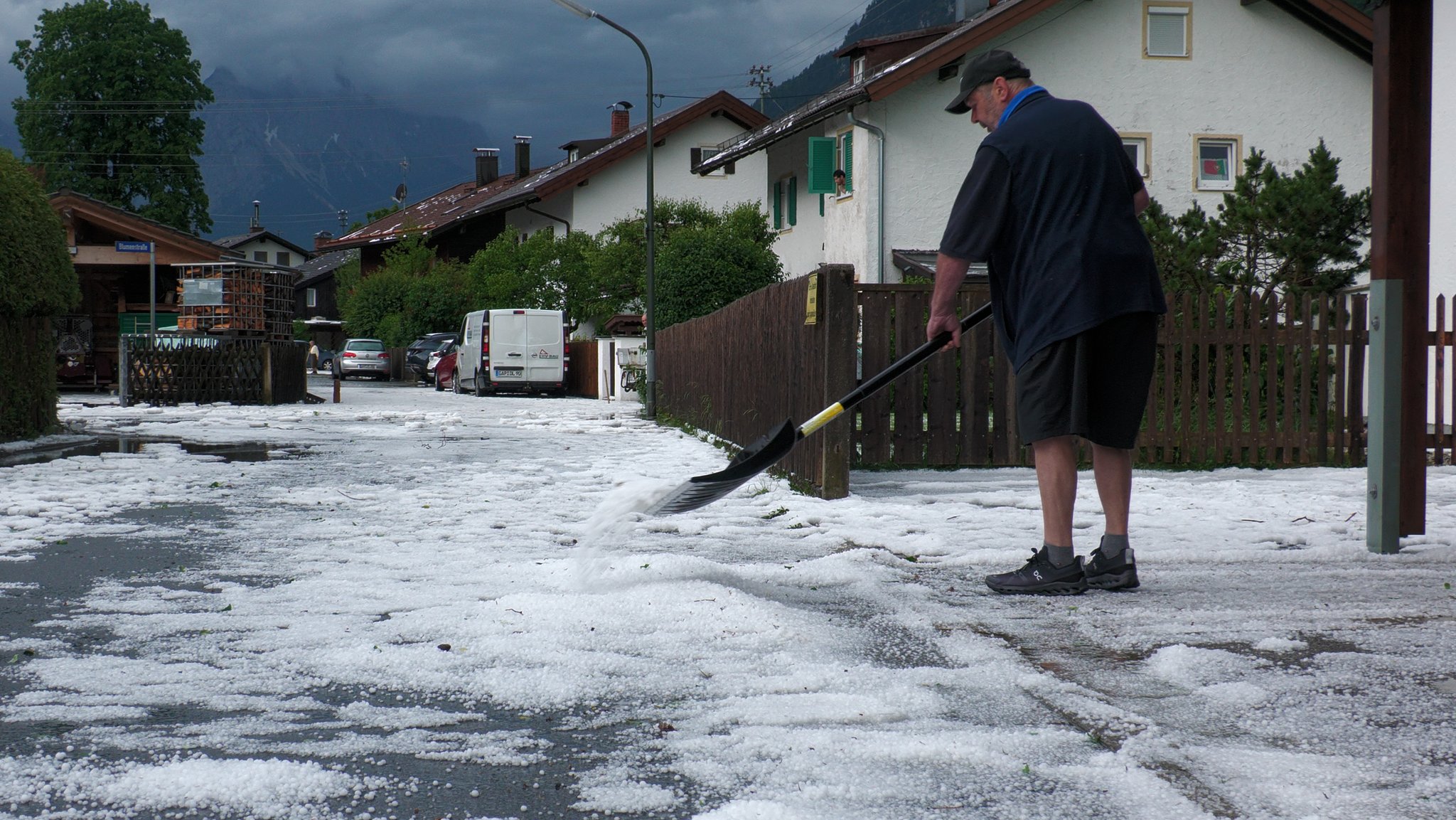 Hagelmassen auf den Straßen bei Garmisch-Partenkirchen