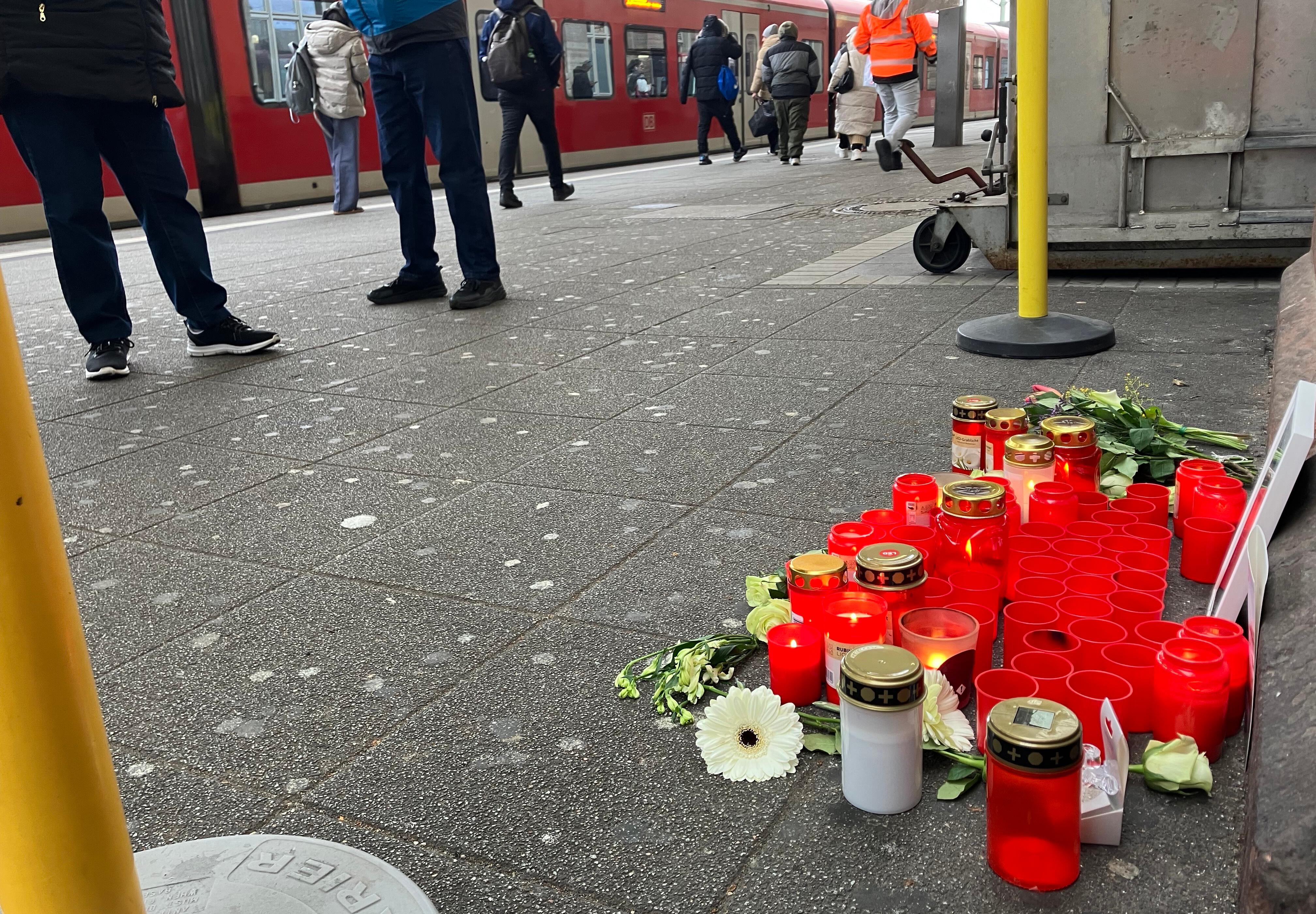 Am Bahnsteig an Gleis 1 im Hauptbahnhof Mannheim stehen Grablichter im Gedenken an den getöteten Zugbegleiter. 