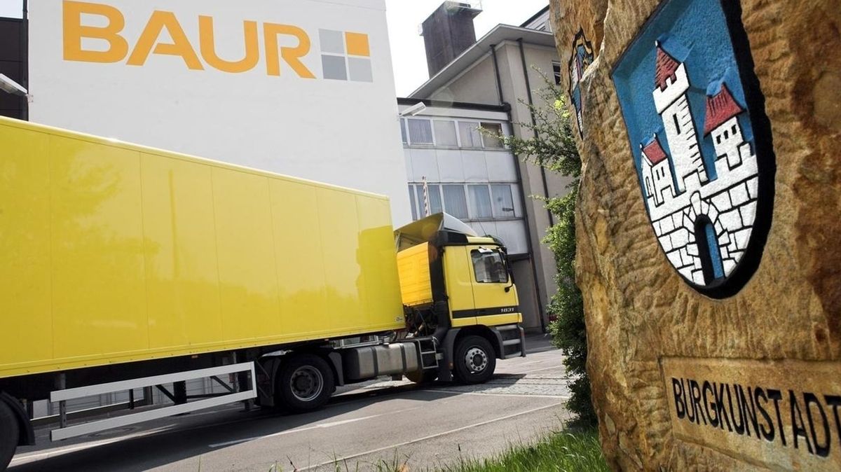 Ein LKW fährt auf das Betriebsgelände von Baur in Burgkunstadt.