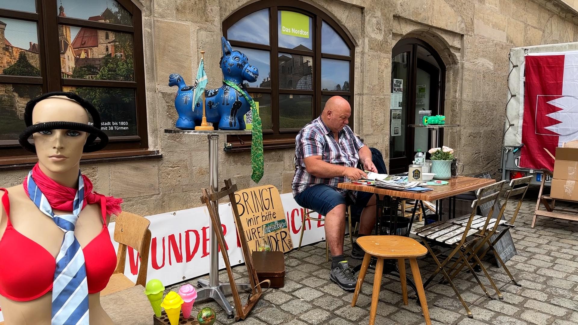 Ein Berliner Künstler ist derzeit in Franken auf der Suche nach Alltagswundern. Er sammelt Gegenstände, die für den Besitzer eine besondere Bedeutung haben. In Weißenburg hat er eine Wunderkammer für die Schätze aufgebaut, an einem Wundertag im Juli werden alle erzählt. 