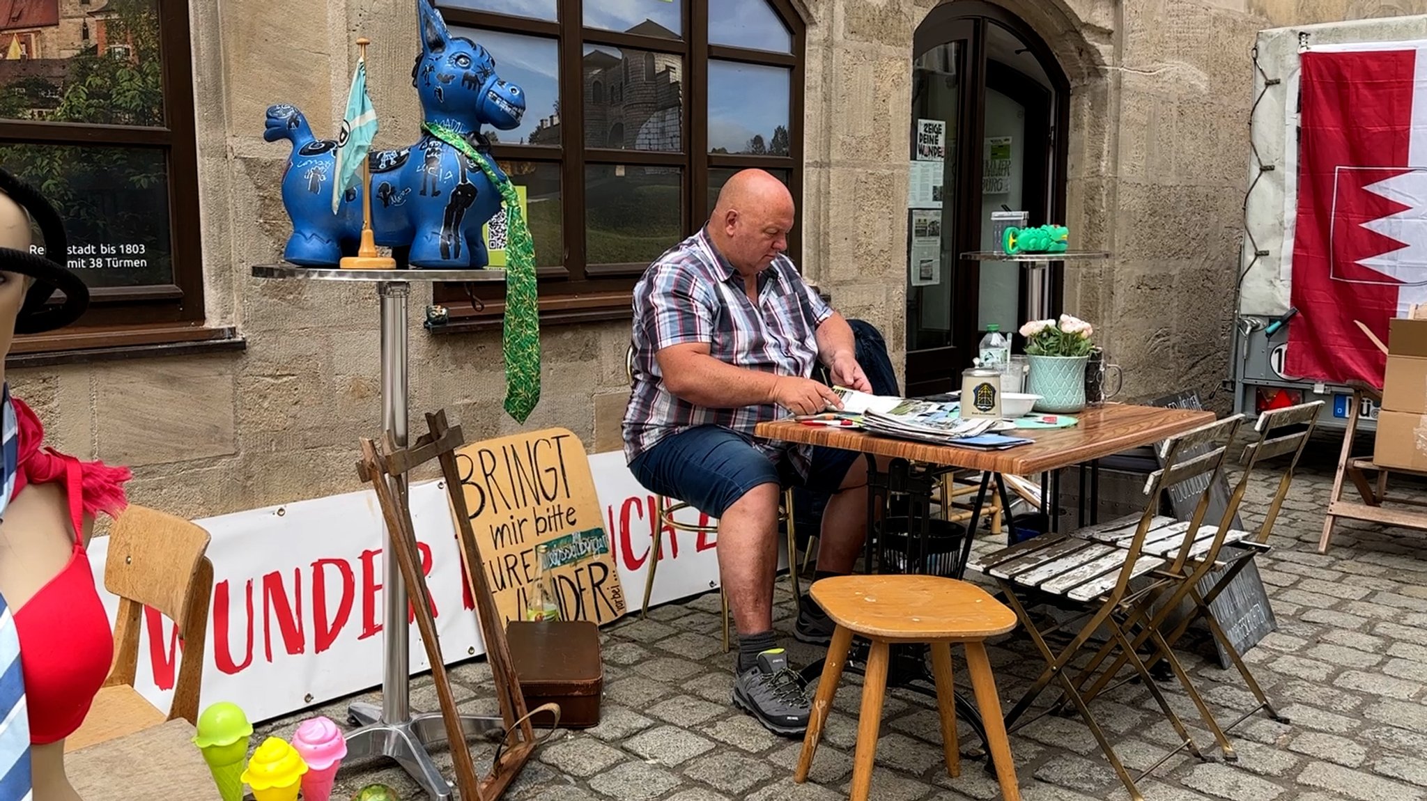 Ein Berliner Künstler ist derzeit in Franken auf der Suche nach Alltagswundern. Er sammelt Gegenstände, die für den Besitzer eine besondere Bedeutung haben. In Weißenburg hat er eine Wunderkammer für die Schätze aufgebaut, an einem Wundertag im Juli werden alle erzählt. 