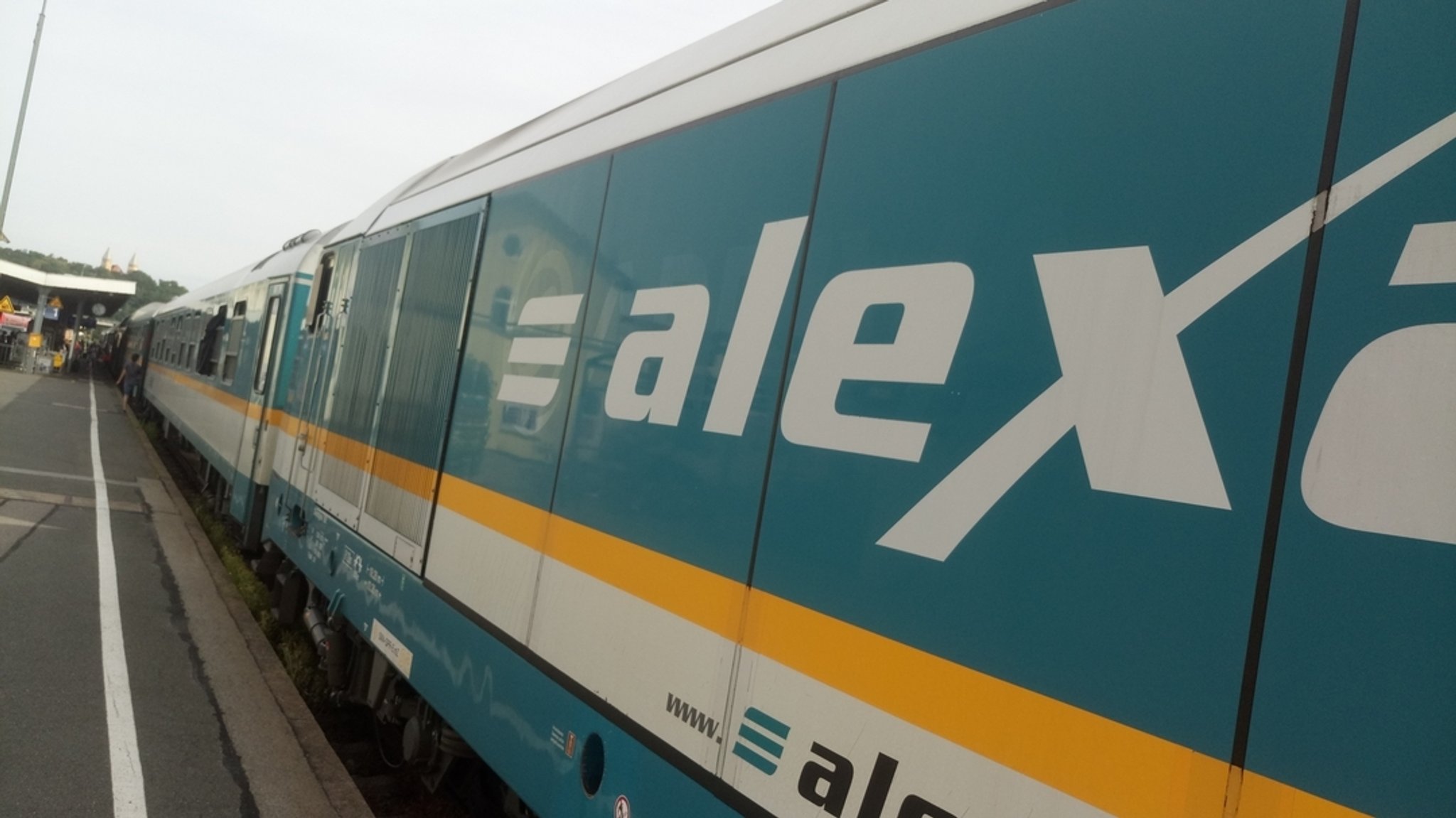 Ein Alex-Zug steht am Bahnhof. 