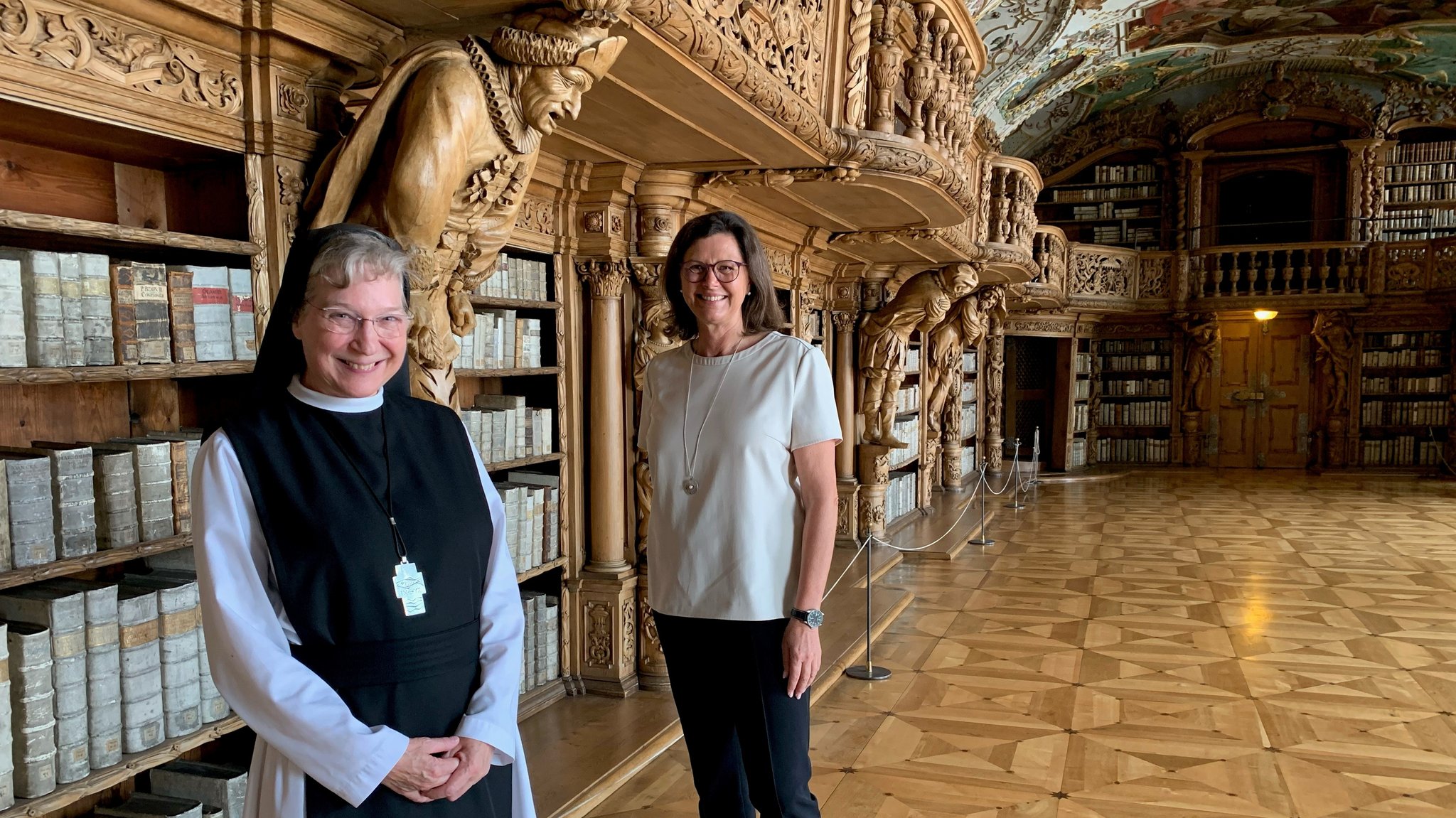 Äbtissin Laetitia Fech und Landtagspräsidentin Ilse Aigner (CSU) in der Stiftsbibliothek