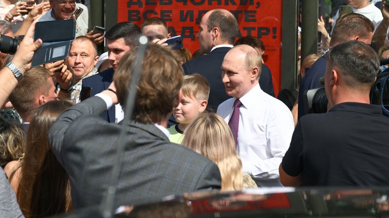 (Archivbild) Der russische Präsident mit Sicherheitskräften im Gespräch mit Passanten | Bild: Alexei Danichev/Picture Alliance (Archivbild) Der russische Präsident mit Sicherheitskräften im Gespräch mit Passanten