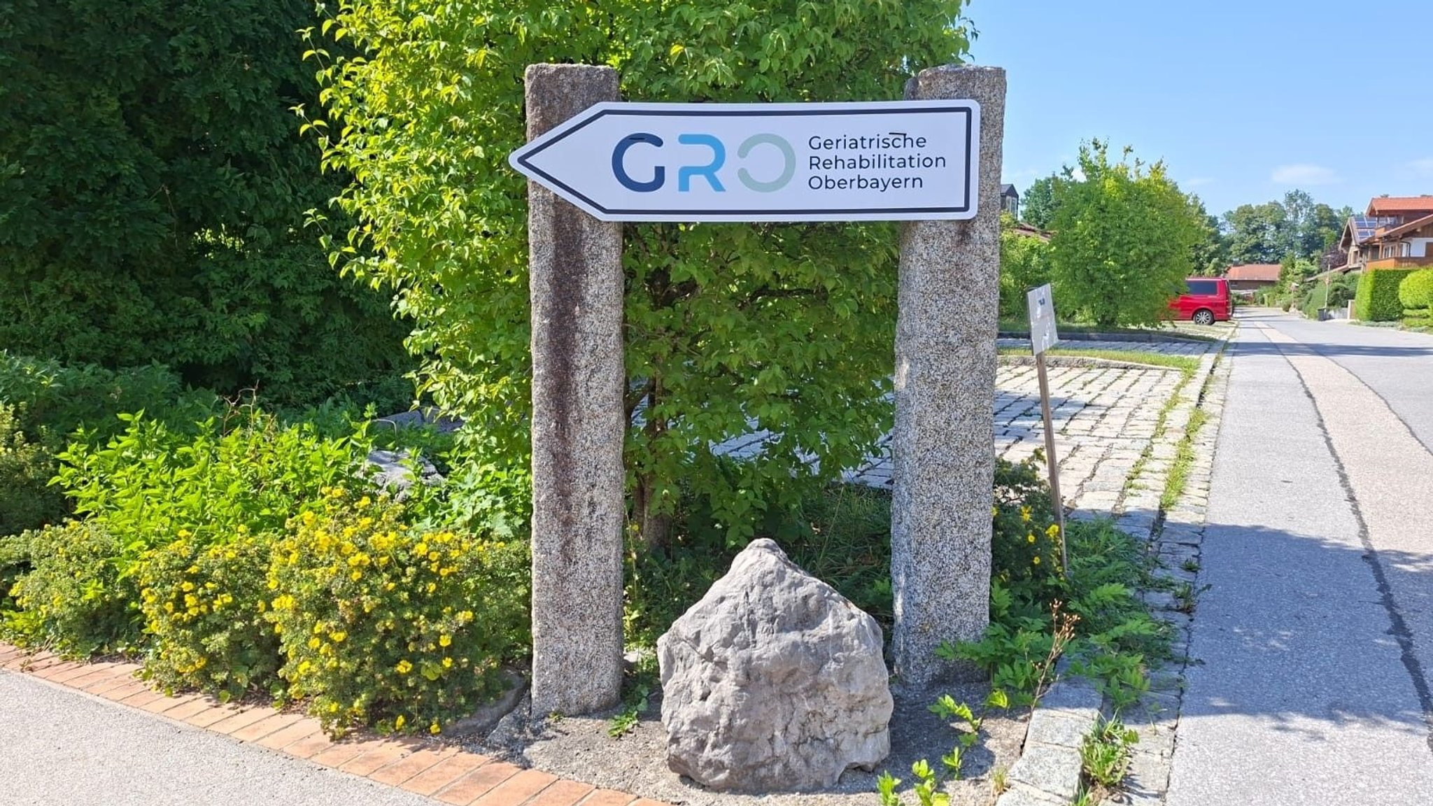 Ein Schild, auf dem "Geriatrische Rehabilitation Oberbayern" steht | Bild: Bayerischer Rundfunk 2026 / Claudia Gürkov Ein Schild, auf dem "Geriatrische Rehabilitation Oberbayern" steht
