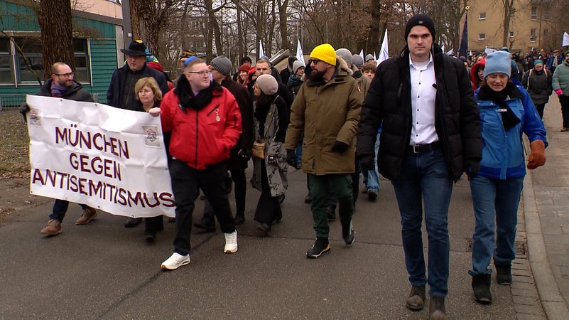 Teilnehmer des "March of the living" laufen mit Plakaten und Fahnen eine Straße entlang. | Bild: BR/ Nadine Bader Teilnehmer des "March of the living" laufen mit Plakaten und Fahnen eine Straße entlang.