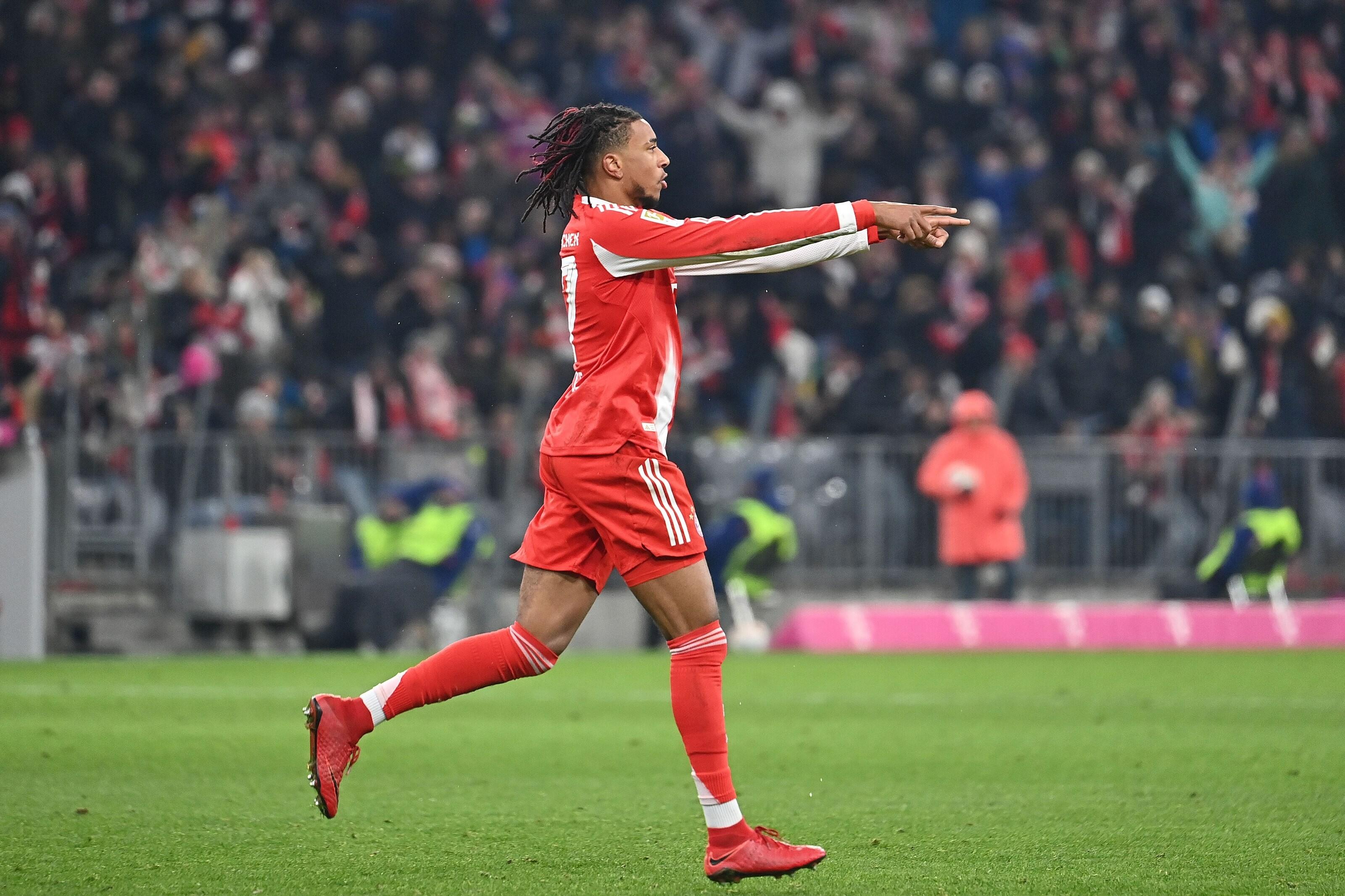 Michael Olise jubelt über sein Tor