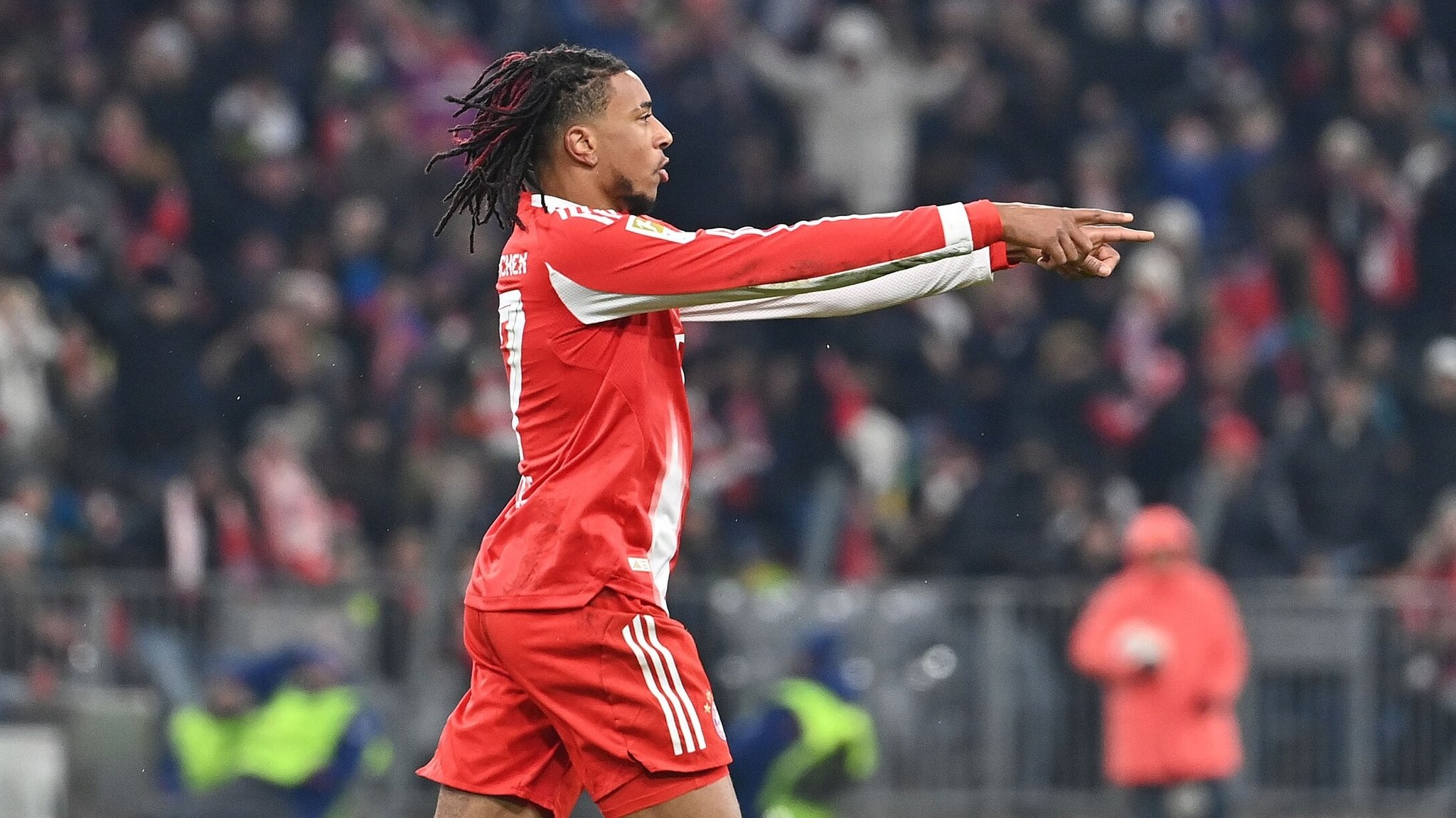 Karl und Olise zaubern: FC Bayern dreht Spiel gegen Freiburg