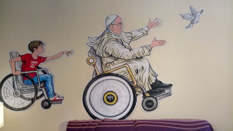 Künstler MAUPAL (Mauro Palotta) findet immer wieder neue Ideen, mit denen er das Wirken von Papst Franziskus darstellt. | Bild: BR/MAUPAL/Johannes Winkler Künstler MAUPAL (Mauro Palotta) findet immer wieder neue Ideen, mit denen er das Wirken von Papst Franziskus darstellt.