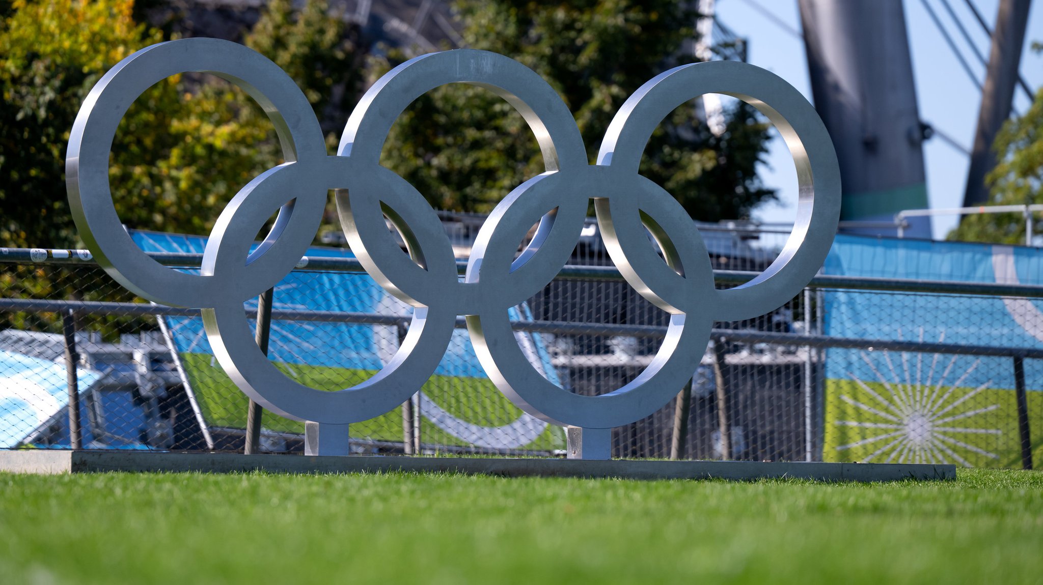 ARCHIV - 19.09.2025, Bayern, München: Die olympischen Ringe stehen im Olympiapark. Am 26.10.2025 findet der Bürgerentscheid zur Bewerbung der Stadt München um Olympische und Paralympische Spiele statt. Mit dem Entscheid soll entschieden werden, ob sich München um die Spiele bewerben soll, die entweder 2036, 2040 oder 2044 stattfinden. (zu dpa: «Vier deutsche Olympia-Kandidaten meistern ersten Schritt») Foto: Sven Hoppe/dpa +++ dpa-Bildfunk +++