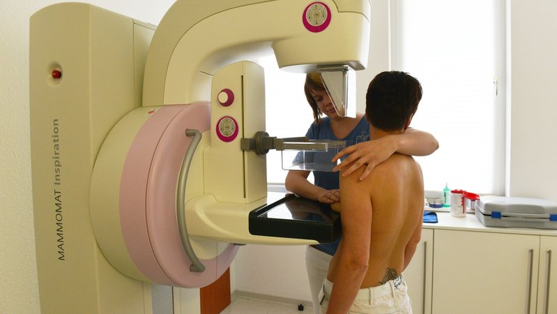 Frau beim Mammografie-Screening