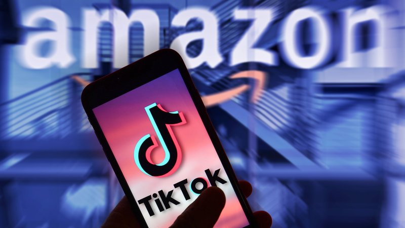 Smartphone mit TikTok-Logo, im Hintergrund ein Amazon-Schriftzug | Bild: picture alliance / Frank Hoermann Smartphone mit TikTok-Logo, im Hintergrund ein Amazon-Schriftzug