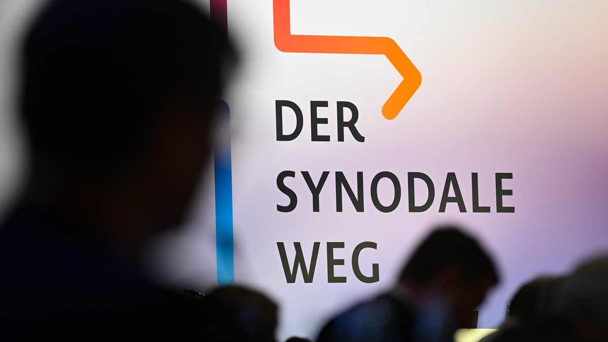 Schriftzug "Der Synodale Weg" bei der Synodalversammlung im März 2023 in Frankfurt.