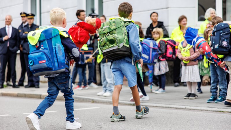 Zwei Erstklässler überqueren mit Ranzen und Schultüte die Straße | Bild: picture alliance / dpa | Matthias Balk Zwei Erstklässler überqueren mit Ranzen und Schultüte die Straße