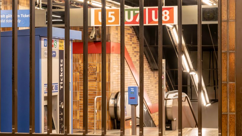 Archivbild: Der U-Bahnhof Quiddestraße in München-Neuperlach ist geschlossen, ein Gitter versperrt den Zugang | Bild: picture alliance / Wolfgang Maria Weber | Wolfgang Maria Weber Archivbild: Der U-Bahnhof Quiddestraße in München-Neuperlach ist geschlossen, ein Gitter versperrt den Zugang
