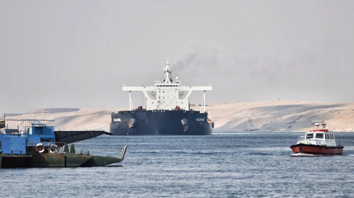 Schiffe fahren durch den Suezkanal.