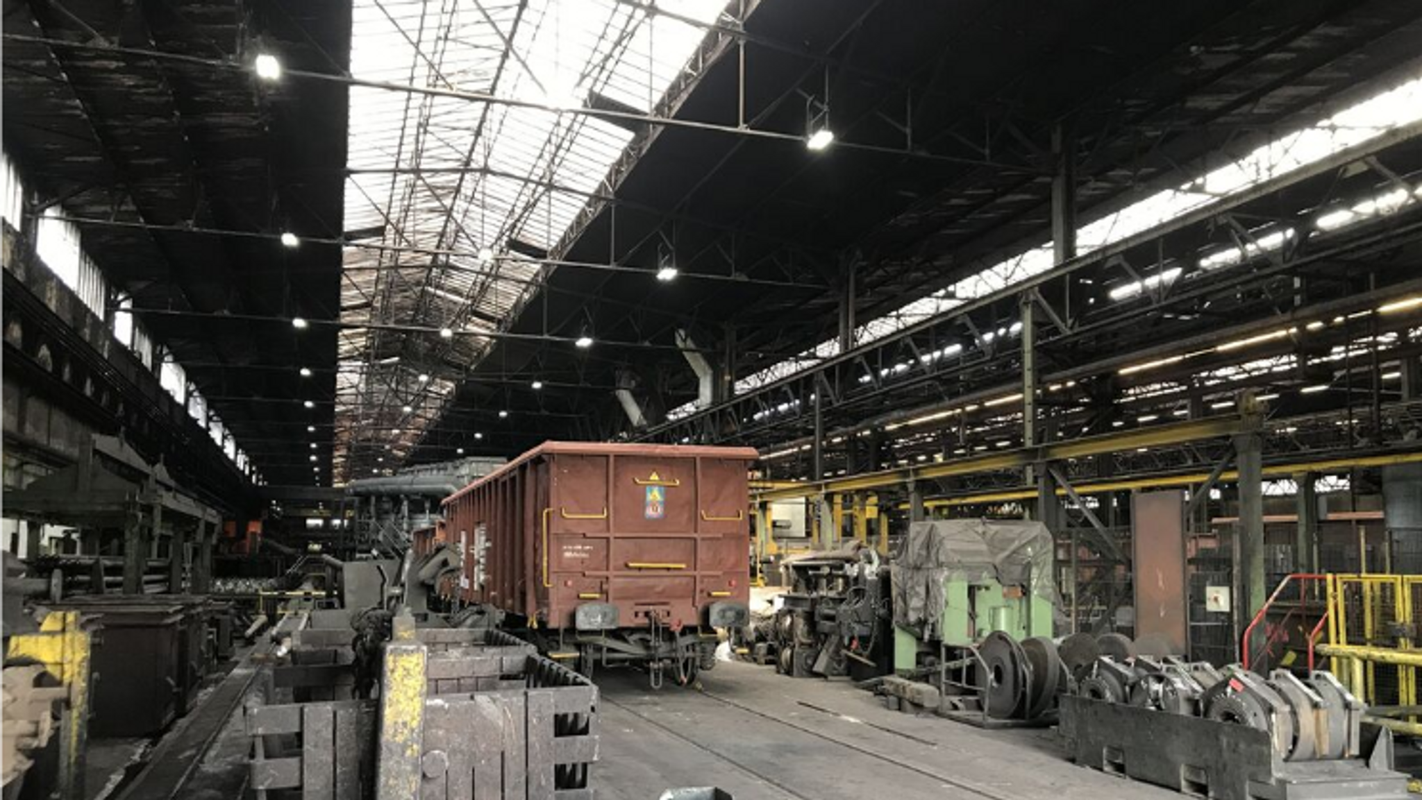(Archivbild) Blick in eine Werkshalle mit Waggon und Maschinenteilen (Archivbild) | Bild: BR/Sarah Höger (Archivbild) Blick in eine Werkshalle mit Waggon und Maschinenteilen (Archivbild)