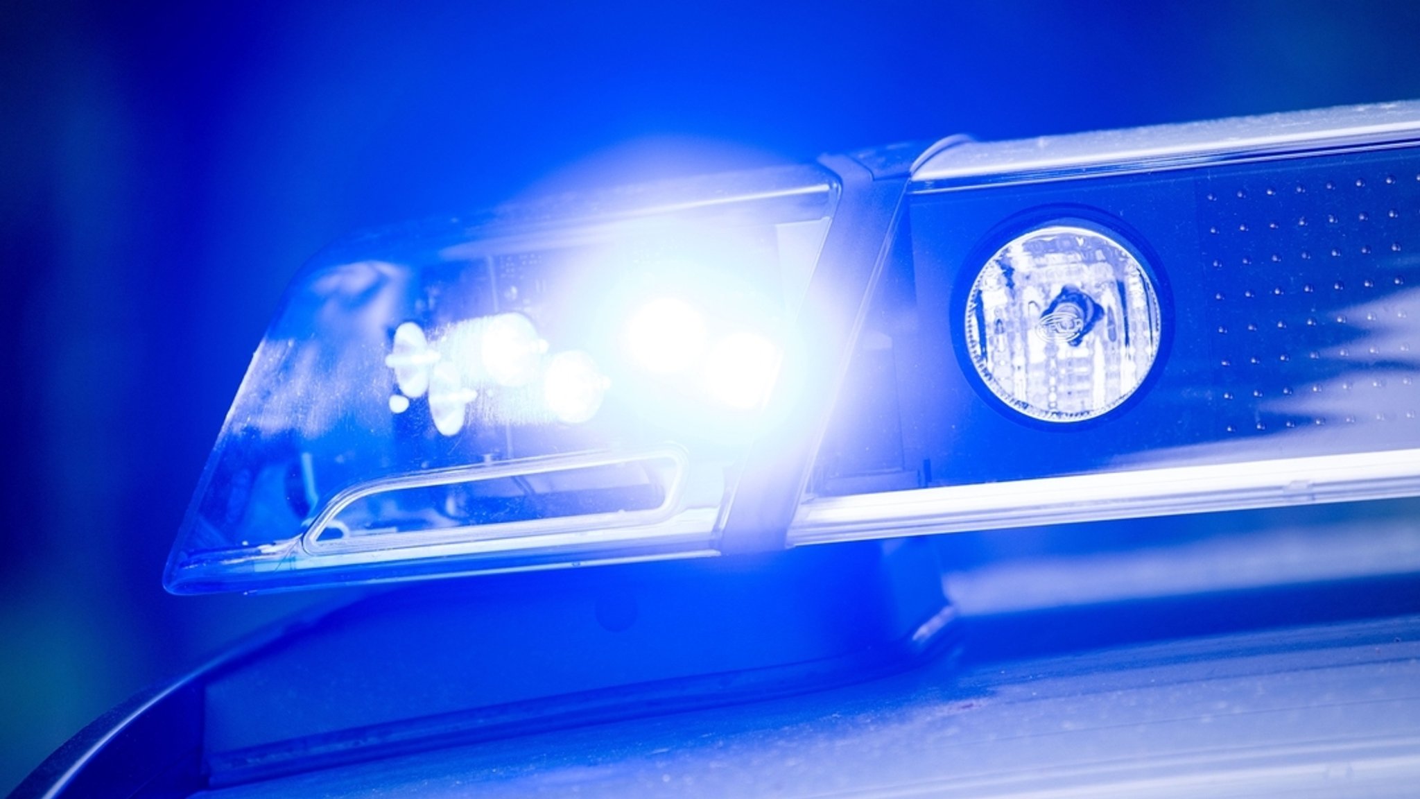 (Symbolbild) Ein Blaulicht auf einem Polizeiauto.