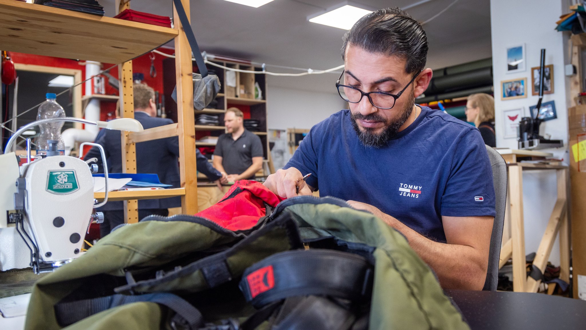 Abdulhadi Shehibar aus Syrien näht bei einer norddeutschen Firma einen Rucksack für Fahrräder.