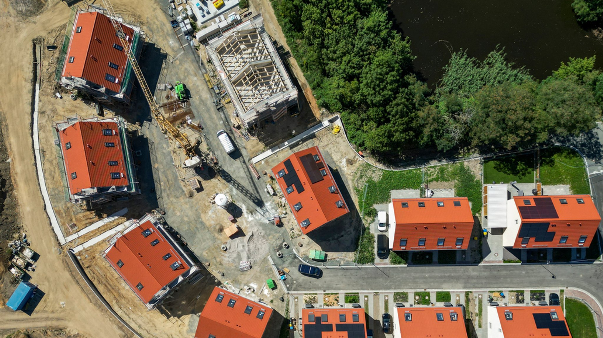 Ein Bauträger errichtet mehrere Doppelhäuser. Drohnenaufnahme der Baustellen auf einer Neubausiedlung | Bild: dpa-Bildfunk Ein Bauträger errichtet mehrere Doppelhäuser. Drohnenaufnahme der Baustellen auf einer Neubausiedlung