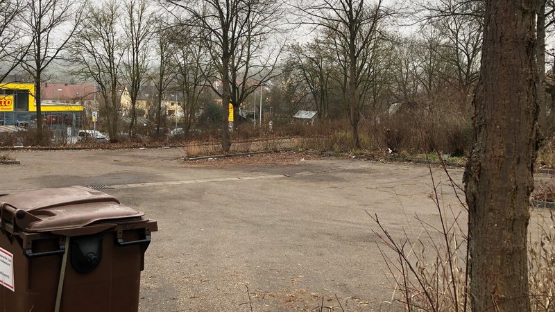 Auf diesem Parkplatz in Lappersdorf will die Gemeinde vorsorglich eine Container-Notunterkunft für obdachlose Menschen errichten.  