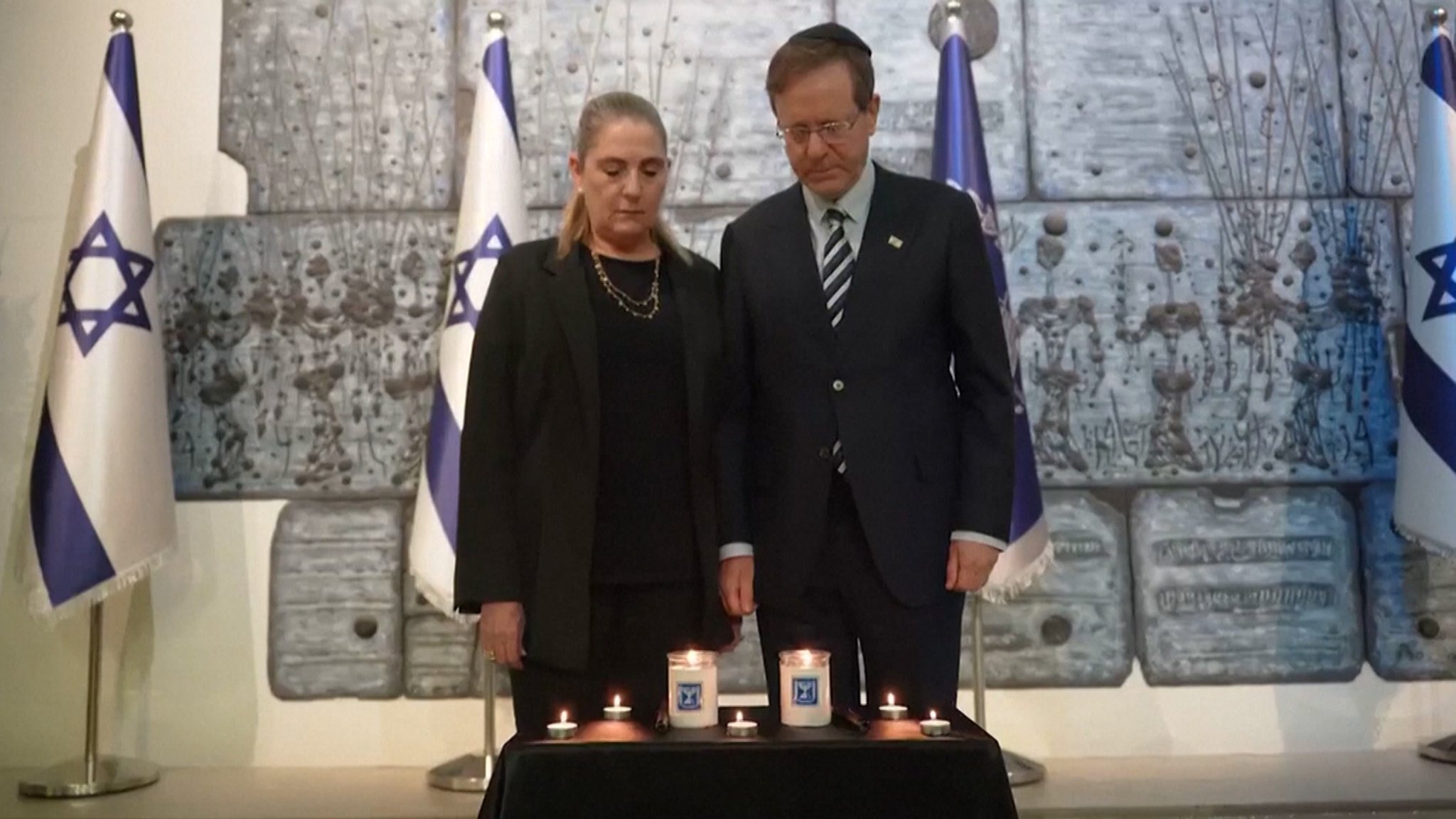 Am dritten Jahrestag des Hamas-Überfalls auf Israel vom 7. Oktober 2023 haben die Menschen in dem Land der Opfer gedacht.