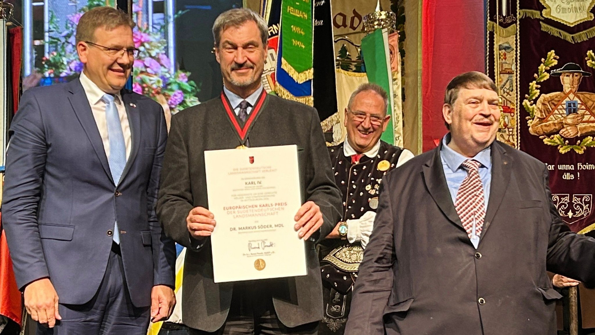 Ministerpräsident Markus Söder (CSU) mit der Urkunde über den Europäischen Karlspreis. | Bild: BR/Corinna Ballweg Ministerpräsident Markus Söder (CSU) mit der Urkunde über den Europäischen Karlspreis.