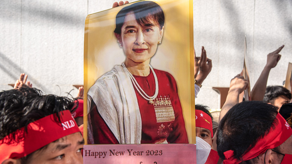 19.12.2022, Demonstranten in Bangkok halten ein Bild von Aung San Suu Kyi in die Höhe