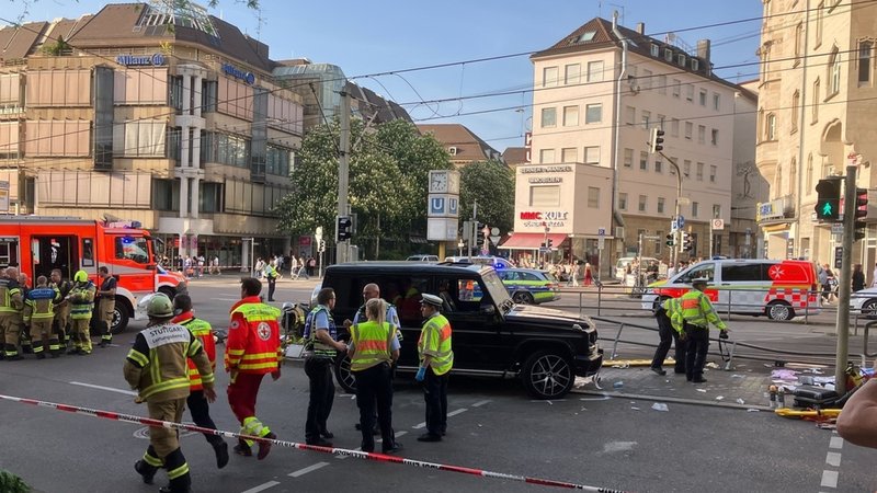 In der Stuttgarter Innenstadt ist nach Polizeiangaben ein Auto in eine Personengruppe gefahren. | Bild: dpa-Bildfunk/Marco Krefting In der Stuttgarter Innenstadt ist nach Polizeiangaben ein Auto in eine Personengruppe gefahren.