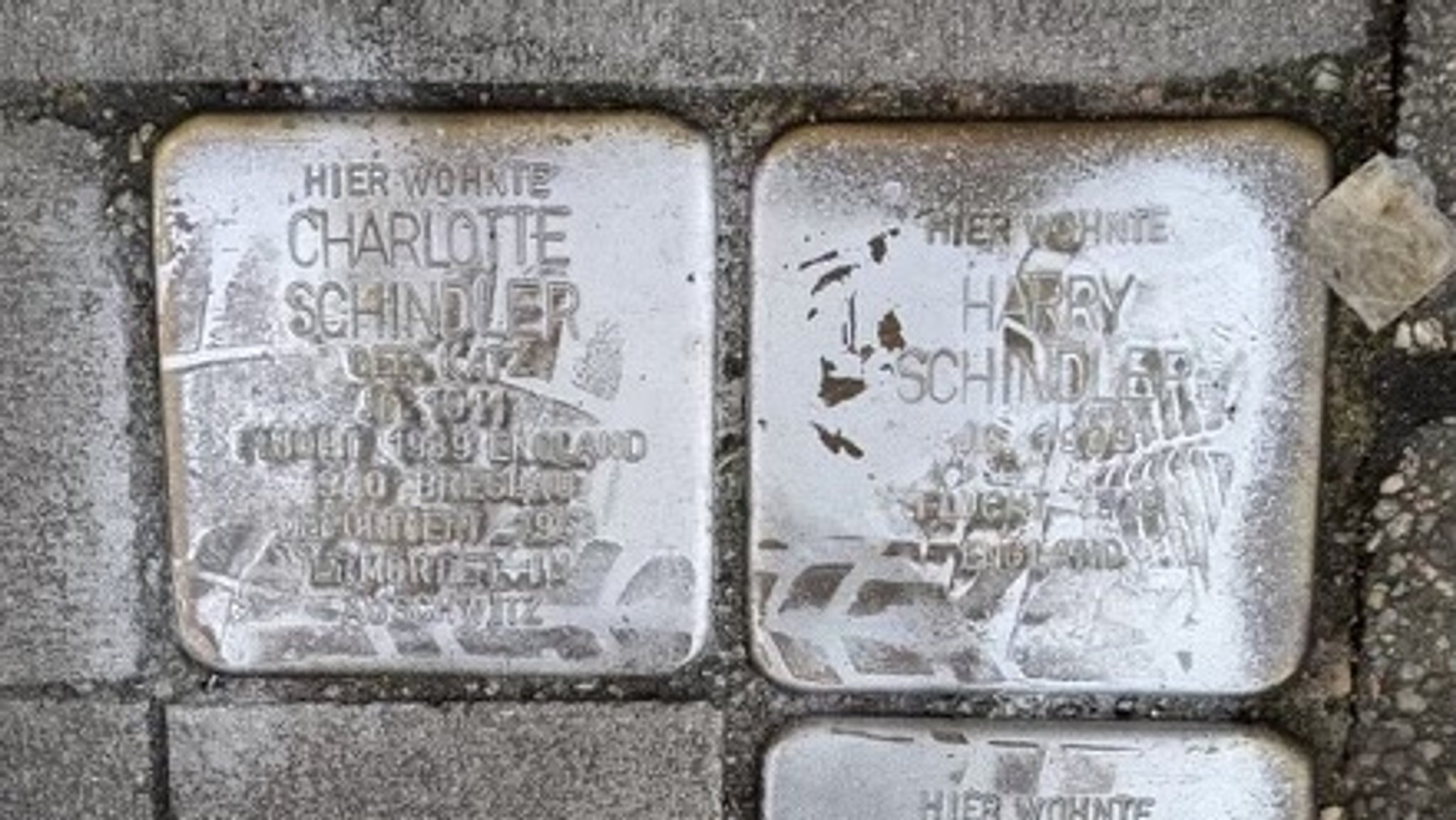 Stolpersteine in Regensburg - einige wurden mit silberner Farbe verschandelt. 