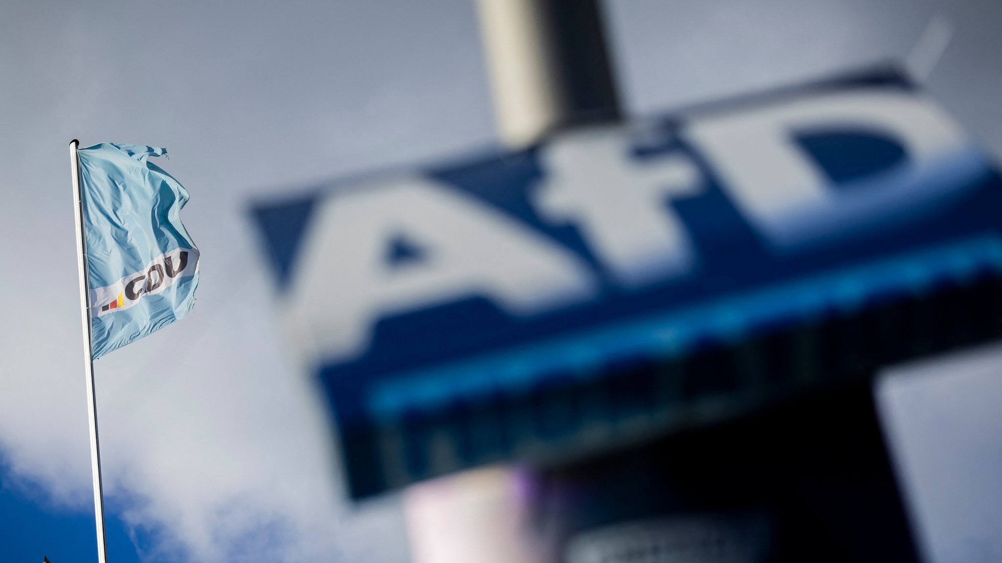 Die Flagge der CDU-Bundesgeschäftsstelle (Konrad-Adenauer-Haus) ist hinter einem AfD-Wahlplakat zur Berliner Abgeordnetenhauswahl zu sehen. | Bild: picture alliance/dpa | Christoph Soeder Die Flagge der CDU-Bundesgeschäftsstelle (Konrad-Adenauer-Haus) ist hinter einem AfD-Wahlplakat zur Berliner Abgeordnetenhauswahl zu sehen.