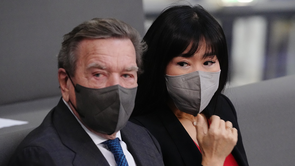 Gerhard Schröder (SPD), Bundeskanzler a.D., und seine Frau So-yeon Schröder-Kim Ende 2021 auf der Tribüne im Bundestag.