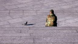 Ein Bundeswehr-Soldat sitzt auf einer Steintreppe (Symbolbild) | Bild:picture alliance / Geisler-Fotopress | Christoph Hardt/Geisler-Fotopres
