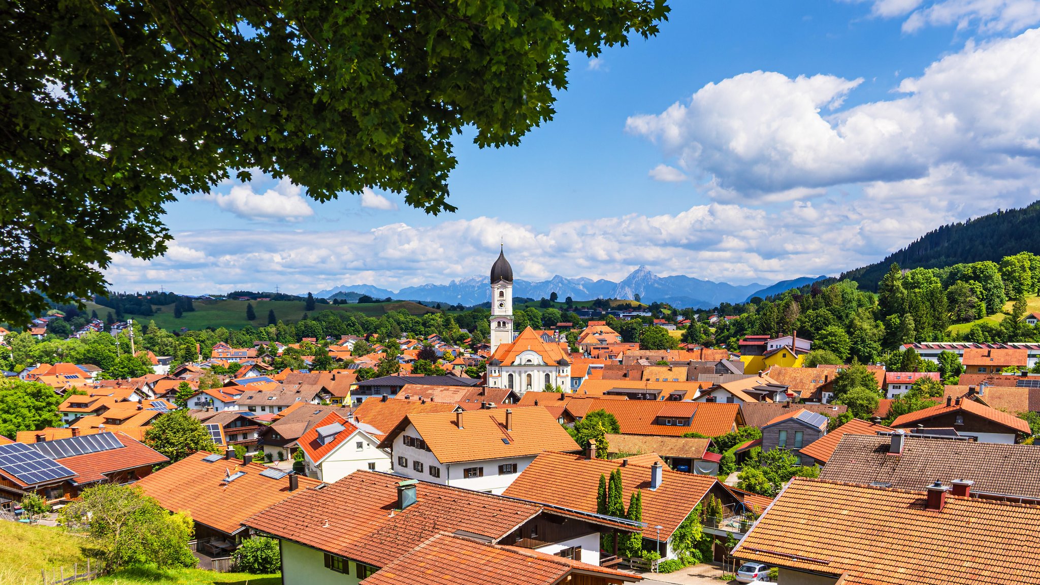 Blick auf Nesselwang mit Kirche im Allgäu. | Bild: picture alliance / CHROMORANGE | Rico Ködder Blick auf Nesselwang mit Kirche im Allgäu.