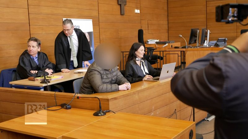 Im Prozess um den Tod der Studentin Hanna ist der Angeklagte zu neun Jahren Haft verurteilt worden. Die Richter in Traunstein sprachen ihn schuldig, die junge Frau im Oktober 2022 ermordet zu haben.