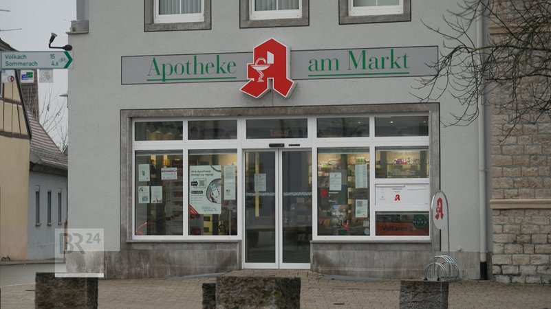 Allein in den vergangenen fünf Jahren haben rund 400 Apotheken in Bayern geschlossen, zeigen Zahlen des Bayerischen Apothekerverbandes. | Bild: Bayerischer Rundfunk 2026 Allein in den vergangenen fünf Jahren haben rund 400 Apotheken in Bayern geschlossen, zeigen Zahlen des Bayerischen Apothekerverbandes.