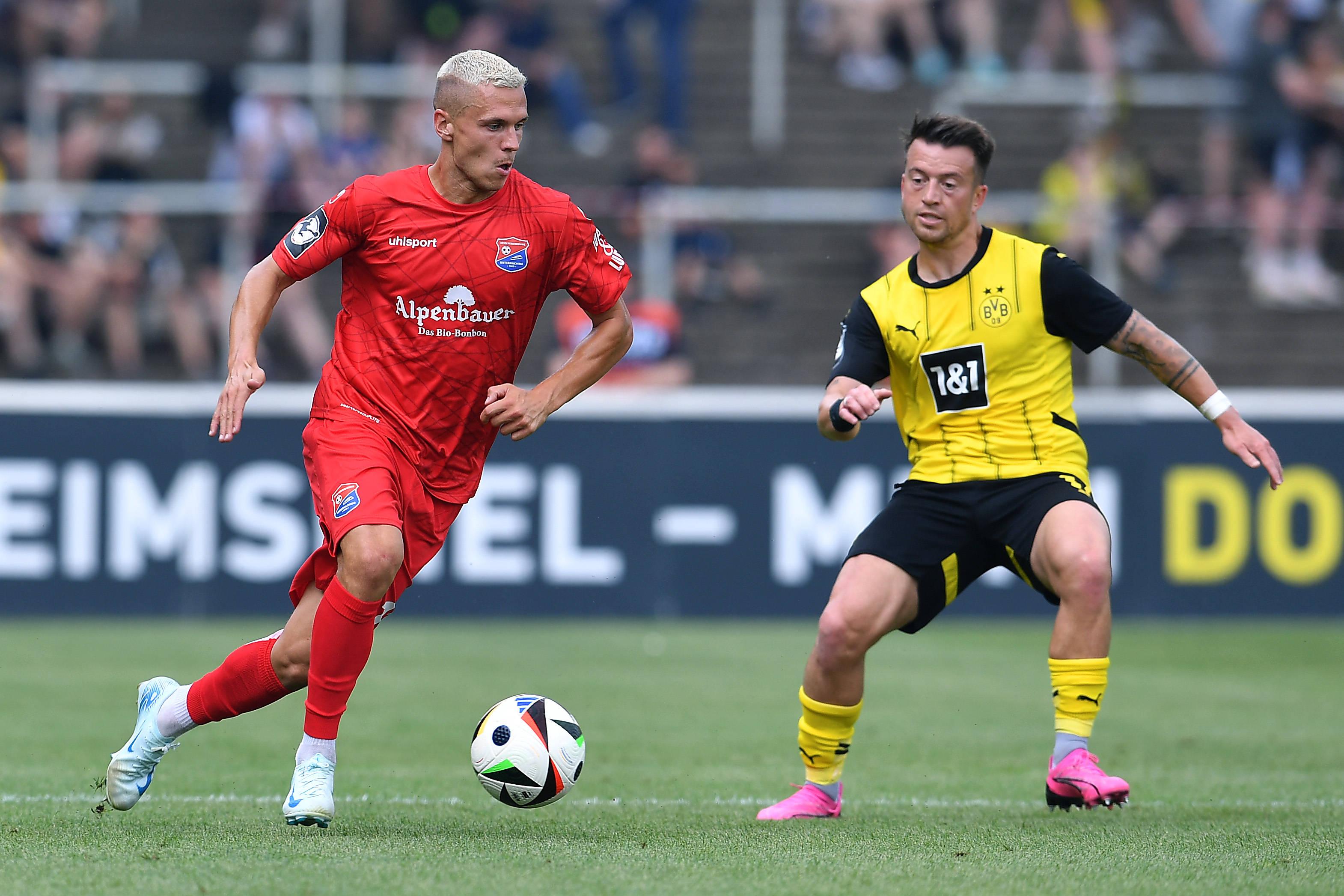 Fußball 3. Liga 1. Spieltag Borussia Dortmund II - SpVgg Unterhaching am 03.08.2024 im Stadion Rote Erde in Dortmund Sebastian Maier ( Unterhaching ), links - Patrick Göbel ( Dortmund ), rechts 