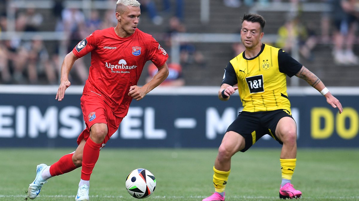 Fußball 3. Liga 1. Spieltag Borussia Dortmund II - SpVgg Unterhaching am 03.08.2024 im Stadion Rote Erde in Dortmund Sebastian Maier ( Unterhaching ), links - Patrick Göbel ( Dortmund ), rechts 