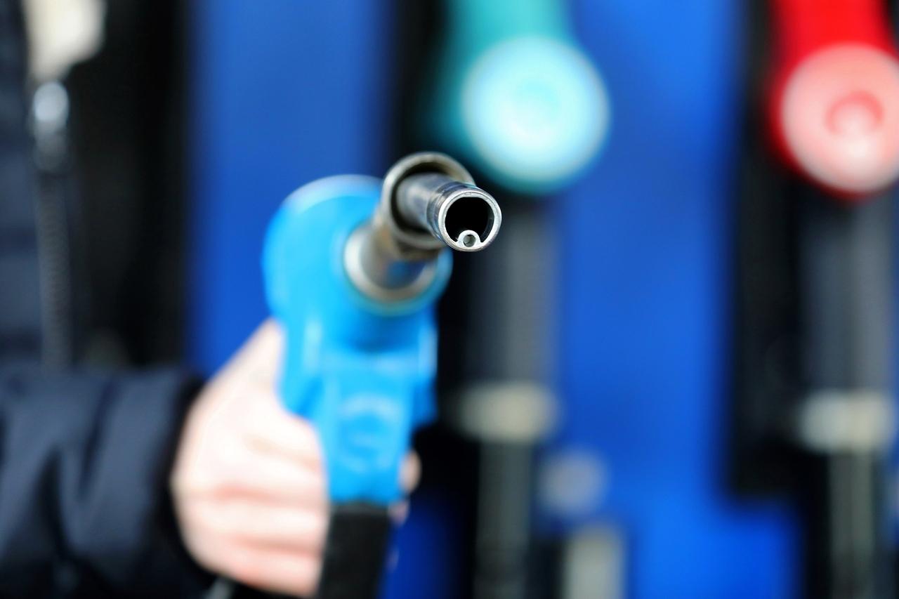 Ein Zapfhahn an einer Tankstelle. Verkehrsminister Wissing hat das endgültige Aus für den Verbrennermotor in Europa gestoppt: Bei Betankung mit E-Fuels, klimaneutralen Kunst-Kraftstoffen, sollen sie weiterhin erlaubt bleiben