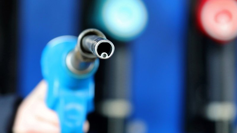 Ein Zapfhahn an einer Tankstelle. Verkehrsminister Wissing hat das endgültige Aus für den Verbrennermotor in Europa gestoppt: Bei Betankung mit E-Fuels, klimaneutralen Kunst-Kraftstoffen, sollen sie weiterhin erlaubt bleiben